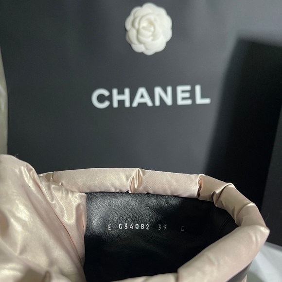 Chanel Rosey Ivory and Black Puffy Boots with Gold Embroidered Coco Neige badges - Picture 8 of 8